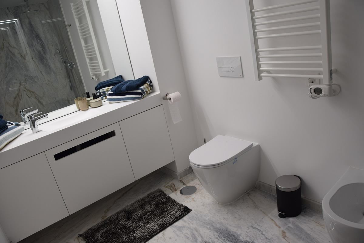 Big ensuite bathroom: sink, shower, toilet, bidet, heating.